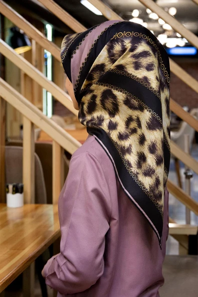 %100 Twill İpek Leopar Desenli Pudra - Siyah Renkli 90x90 Eşarp Dikim Şekli : El Dikişi ürün görseli