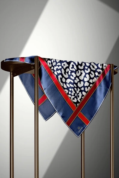 %100 Twill İpek Leopar Desenli İndigo - Kırmızı Renkli 90x90 Eşarp Dikim Şekli : El Dikişi - Resim 4