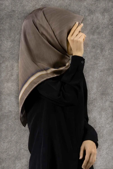 Twill Efektli Bordür Desenli Vizon Renkli 90x90 Eşarp (İpek İçermez) Dikim Şekli : El Dikişi ürün görseli 1