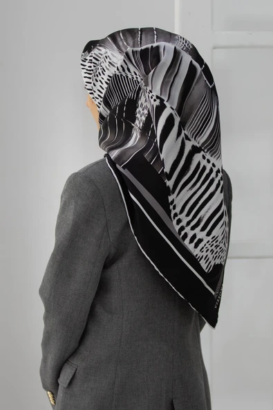 %100 Twill İpek Geometrik Desenli Siyah - Beyaz Renkli 90x90 Eşarp Dikim Şekli : El Dikişi ürün görseli
