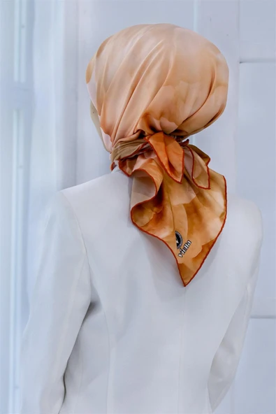 Rayon Büyük Çiçek Desenli Turuncu Renkli 90x90 Eşarp (İpek İçermez) Kenar Dikiş Şekli El Dikişli ürün görseli