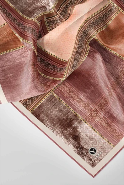 Twill Dokulu Ve Geometrik Desenli Pudra Renkli 90x90 Eşarp (İpek İçermez) Dikim Şekli : El Dikişi - Resim 3