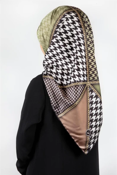 Twil Geometrik Ve Kazayak Desenli Haki Renkli 90x90 Eşarp (İpek İçermez) Dikim Şekli : El Dikişi ürün görseli