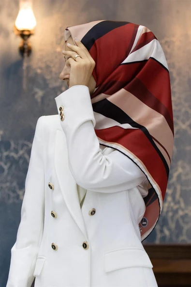 Rayon Modern Dalgalı Çizgi Desenli Bordo Renkli 90x90 Dikim Şekli : El Dikişi Eşarp (İpek İçermez) ürün görseli 1