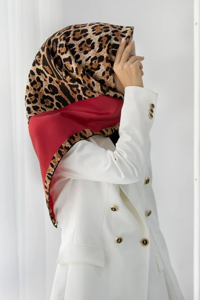 %100 Twill İpek Leopar Desenli Kırmızı Renkli 90x90 Eşarp Dikim Şekli : El Dikişi ürün görseli