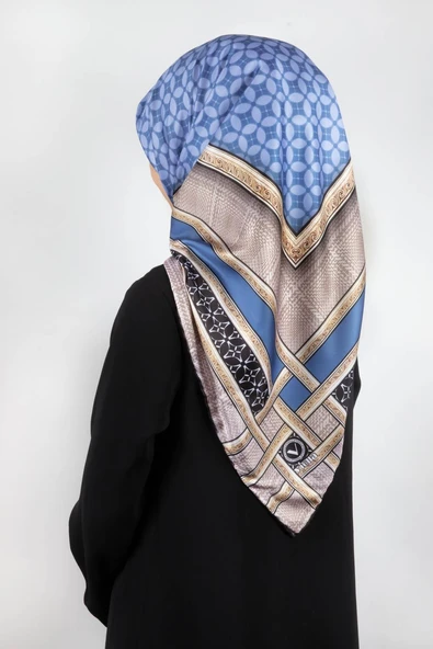 Twill Gold Bordürlü Geometrik Desenli Bebe Mavisi Renkli 90x90 Eşarp (İpek İçermez) Kenar Dikiş Şekli El Dikişli ürün görseli