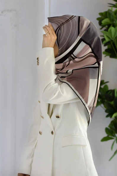 Twill Geometrik Desenli Gri - Bej Renkli 90x90 Eşarp (İpek İçermez) Dikim Şekli : El Dikişi ürün görseli 1