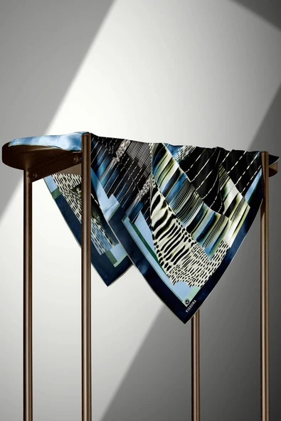 %100 Twill İpek Geometrik Desenli Petrol Mavisi - İndigo Renkli 90x90 Eşarp Dikim Şekli : El Dikişi - Resim 4