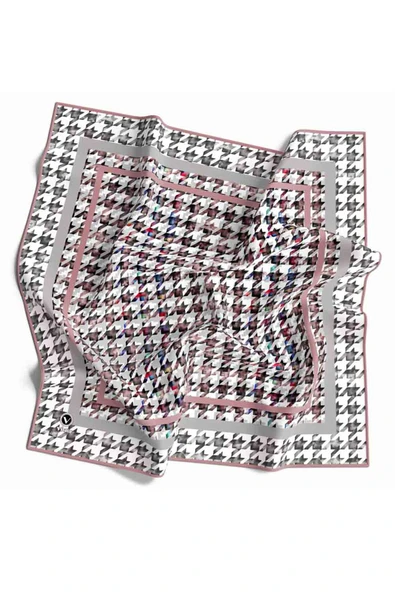 Twill Kazayağı Desenli Pudra Renkli 90x90 Eşarp (İpek İçermez) Kenar Dikiş Şekli El Dikişli ürün görseli 1