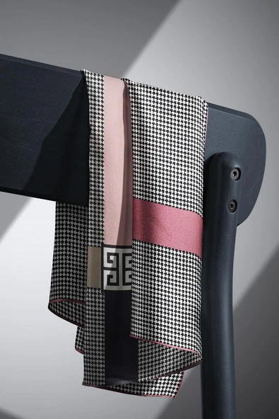 %100 Twill İpek Kazayağı Desenli Pudra - Gül Kurusu Renkli 90x90 Eşarp Dikim Şekli : El Dikişi - Resim 5