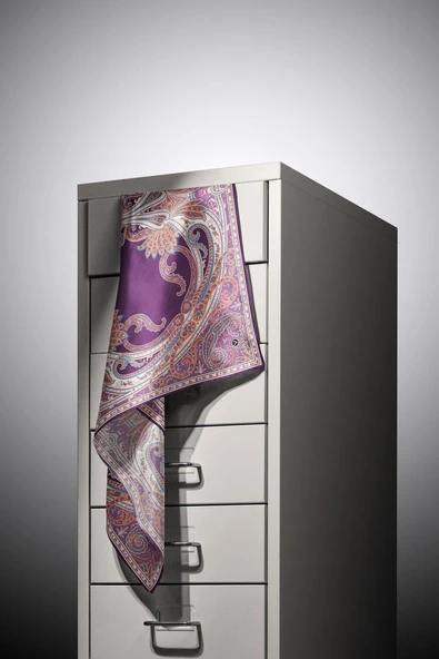 %100 Twill İpek Şal Desenli Mürdüm - Fuşya Renkli 90x90 Eşarp Dikim Şekli : El Dikişi - Resim 3