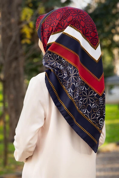 Twill Gold Detaylı ve Geometrik Desenli Lacivert - Krem Renkli 90x90 Eşarp (İpek İçermez) Dikim Şekli : El Dikişi ürün görseli