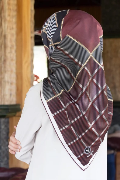 Twill Geometrik Desenli Pudra Renkli 90x90 Eşarp (İpek İçermez) Kenar Dikiş Şekli El Dikişli ürün görseli