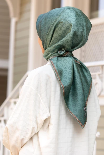 %100 Twill İpek Monogram Desenli Benetton Yeşili Renkli 90x90 Eşarp Dikim Şekli : El Dikişi ürün görseli