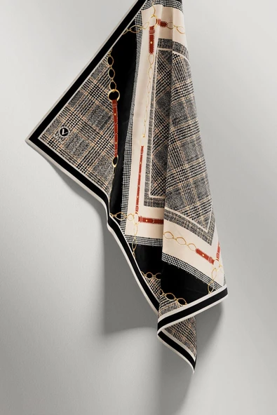 Twill Kemer ve Zincir Detaylı Ekose Desenli Siyah Renkli 90x90 Eşarp (İpek İçermez) Kenar Dikiş Şekli El Dikişli - Resim 5