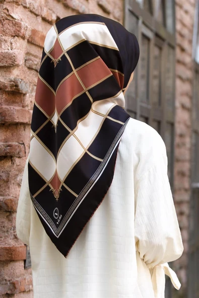 Twill Gold Detaylı Kareli Desenli Bakır Renkli 90x90 Eşarp (İpek İçermez) Kenar Dikiş Şekli El Dikişli ürün görseli