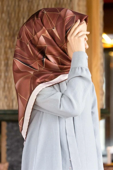 Twill Geometrik Desenli Vizon Renkli 90x90 Eşarp (İpek İçermez) Kenar Dikiş Şekli El Dikişli ürün görseli