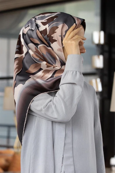 Rayon Büyük Çiçekli Gri - Bej Renkli 90x90 Eşarp (İpek İçermez) Kenar Dikiş Şekli El Dikişli ürün görseli