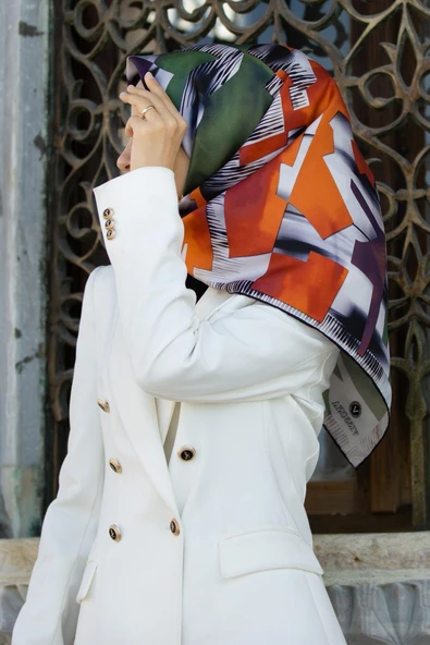 %100 Twill İpek Geometrik Desenli Turuncu - Zümrüt Yeşili Kabuğu Renkli 90x90 Eşarp Dikim Şekli : El Dikişi ürün görseli