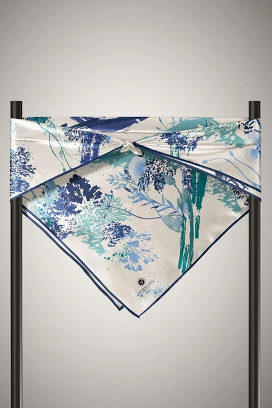 %100 Twill İpek Suluboya Çiçek Desenli Krem - İndigo Renkli 90x90 Eşarp Dikim Şekli : El Dikişi - Resim 6