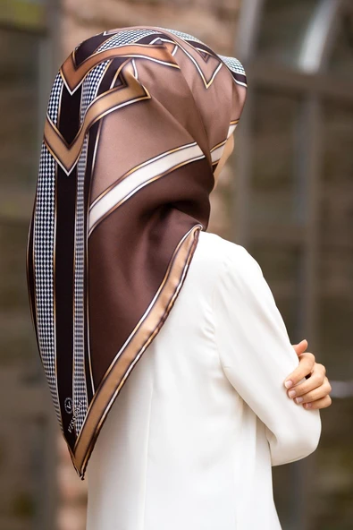 %100 Twill İpek Kareli Kazayaklı Desenli Kahverengi - Vizon Renkli 90x90 Eşarp Kenar Dikiş Şekli El Dikişli ürün görseli