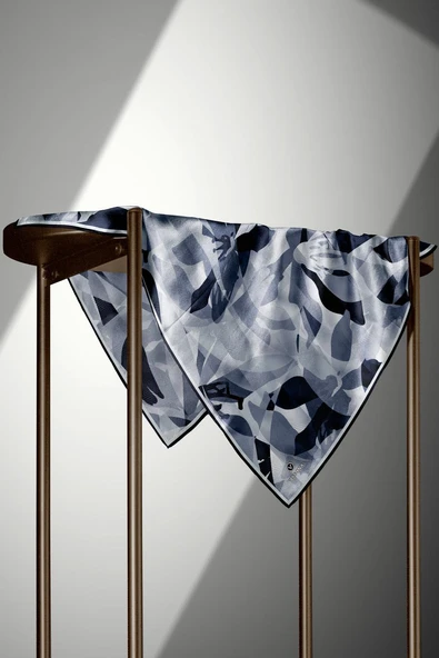 %100 Twill İpek Çiçek Desenli Gri - Siyah Renkli 90x90 Eşarp Dikim Şekli : El Dikişi - Resim 4