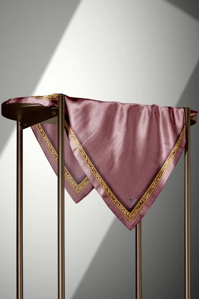 %100 Twill İpek Bordürü Leoparlı Düz Desenli Gül Kurusu - Gold Renkli 90x90 Eşarp Dikim Şekli : El Dikişi - Resim 4