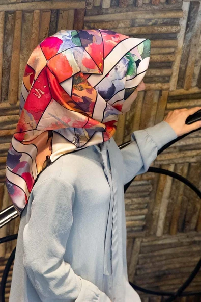 %100 Twill İpek Bahar Çiçekleri Desenli Gri - Kırmızı Renkli 90x90 Eşarp Kenar Dikiş Şekli El Dikişli ürün görseli