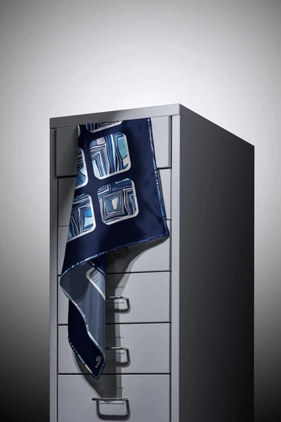 %100 Twill İpek Geometrik Kare Desenli İndigo - Lacivert Renkli 90x90 Eşarp Dikim Şekli : El Dikişi - Resim 5