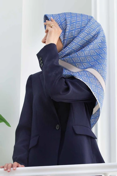 % 57 İPEK % 43 VİSKON Twill İpek Geometrik Desenli İndigo - Krem Renkli 90x90 Eşarp Dikim Şekli : El Dikişi ürün görseli