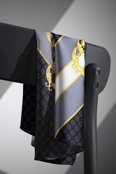 %100 Twill İpek Monogram Ve Barok Desenli Siyah - Gri Renkli 90x90 Eşarp Dikim Şekli : El Dikişi - Resim 5