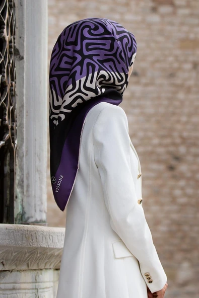 100% Twill İpek Bordürlü Dalga Desenli Siyah - Mürdüm Renkli 90x90 Dikim Şekli : El Dikişi Eşarp ürün görseli