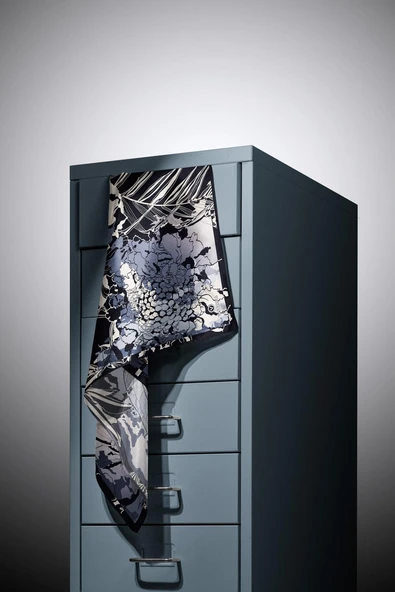 %100 Twill İpek Yaprak Desenli Gri - Siyah Renkli 90x90 Eşarp Dikim Şekli : El Dikişi - Resim 4