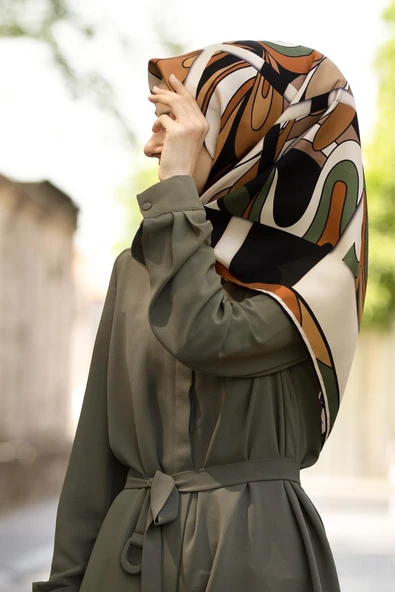 100% Twill İpek Geometrik Desenli Taba - Haki Renkli 90x90 Dikim Şekli : El Dikişi Eşarp ürün görseli