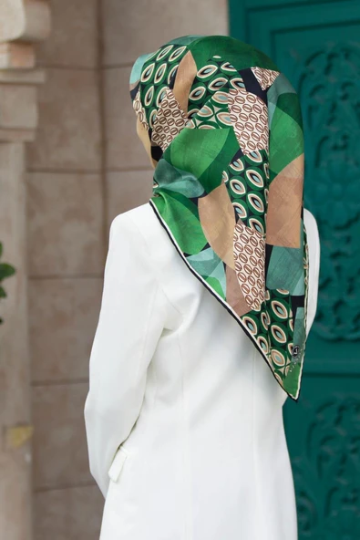 %100 Twill İpek Geometrik Desenli Zümrüt Yeşili - Bej Renkli 90x90 Eşarp Kenar Dikiş Şekli El Dikişli ürün görseli