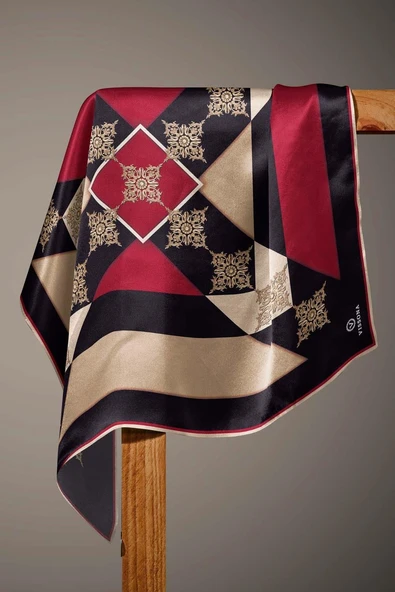 %100 Twill İpek Geometrik ve Barok Desenli Siyah - Bordo Renkli 90x90 Eşarp Dikim Şekli : El Dikişi - Resim 4