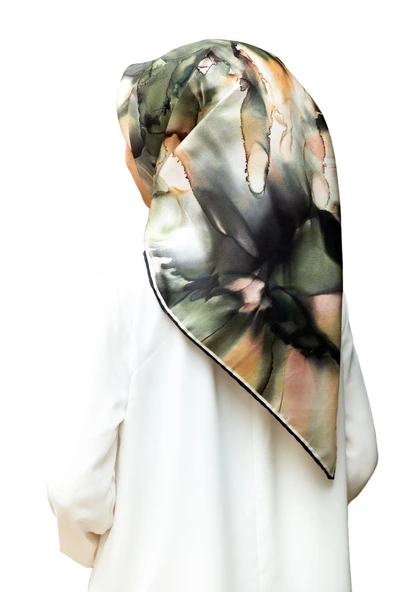 % 57 İPEK % 43 VİSKON Twill İpek Sulu Boyalı Çiçek Desenli Haki - Vizon Renkli 90x90 Eşarp Dikim Şekli : El Dikişi ürün görseli 1