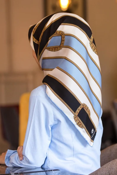 %100 Twill İpek Kemer Desenli Siyah - Bebe Mavisi Renkli 90x90 Eşarp Dikim Şekli : El Dikişi ürün görseli