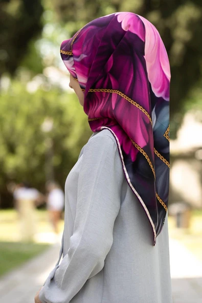 % 57 İPEK % 43 VİSKON Twill İpek Çiçek Geometrik Desenli fuşya Renkli 90x90 Eşarp Dikim Şekli : El Dikişi ürün görseli