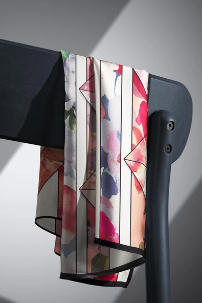 %100 Twill İpek Bahar Çiçekleri Desenli Gri - Kırmızı Renkli 90x90 Eşarp Kenar Dikiş Şekli El Dikişli - Resim 4