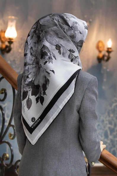 %100 Twill İpek Bahar Çiçekleri Desenli Siyah - Beyaz Renkli 90x90 Eşarp Dikim Şekli : El Dikişi ürün görseli