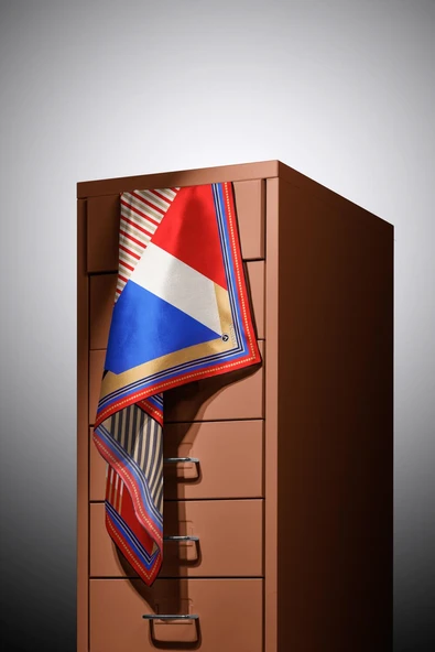 %100 Twill İpek Geometrik Desenli Kırmızı - Saks Renkli 90x90 Eşarp Dikim Şekli : El Dikişi - Resim 5