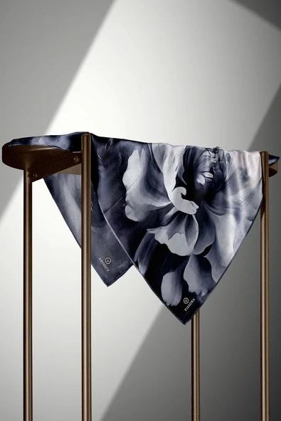 %100 Twill İpek Yaprak Desenli Gri - Siyah Renkli 90x90 Eşarp Dikim Şekli : El Dikişi - Resim 6