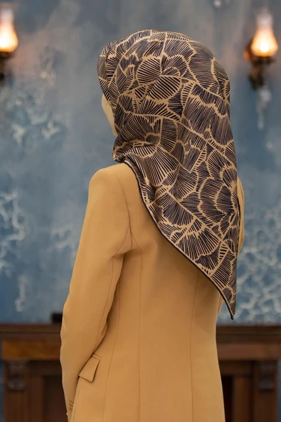 %100 Twill İpek Geometrik Desenli Gold - Siyah Renkli 90x90 Eşarp Dikim Şekli : El Dikişi ürün görseli