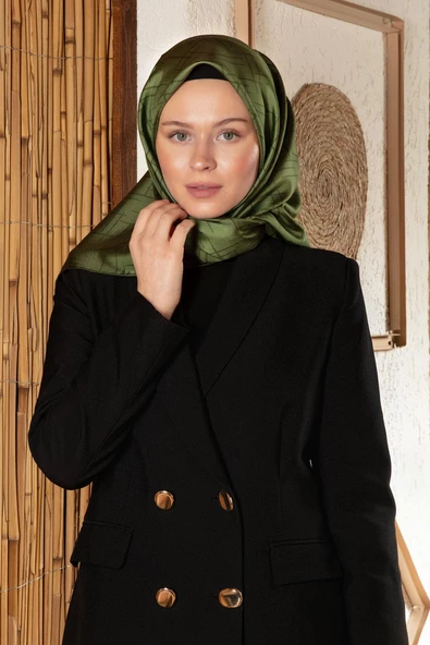 %100 Twill İpek Çizgi Desenli Haki Yeşili Renkli 90x90 Eşarp Dikim Şekli : El Dikişi ürün görseli