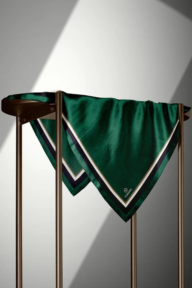 % 57 İPEK % 43 VİSKON Twill İpek Leopar Desenli Zümrüt Yeşili Renkli 90x90 Eşarp Dikim Şekli : El Dikişi - Resim 5