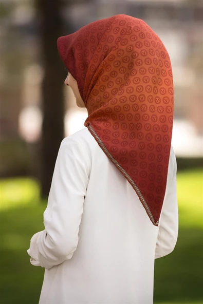 % 57 İPEK % 43 VİSKON Twill İpek Monogram Desenli Taba Renkli 90x90 Eşarp Dikim Şekli : El Dikişi ürün görseli