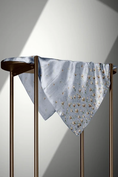 % 57 İPEK % 43 VİSKON Twill İpek Çiçek Desenli Bebe Mavisi Renkli 90x90 Eşarp Dikim Şekli : El Dikişi - Resim 4