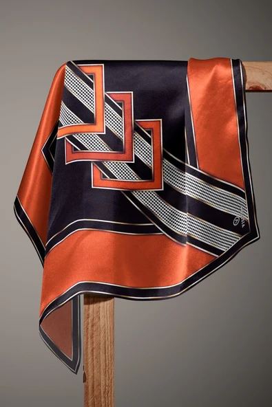 %100 Twill İpek Kareli Kazayaklı Desenli Taba - Siyah Renkli 90x90 Eşarp Kenar Dikiş Şekli El Dikişli - Resim 5