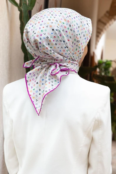 %100 Twill İpek Çıtır Motif Desenli Krem - Fuşya Renkli 90x90 Eşarp Dikim Şekli : El Dikişi ürün görseli